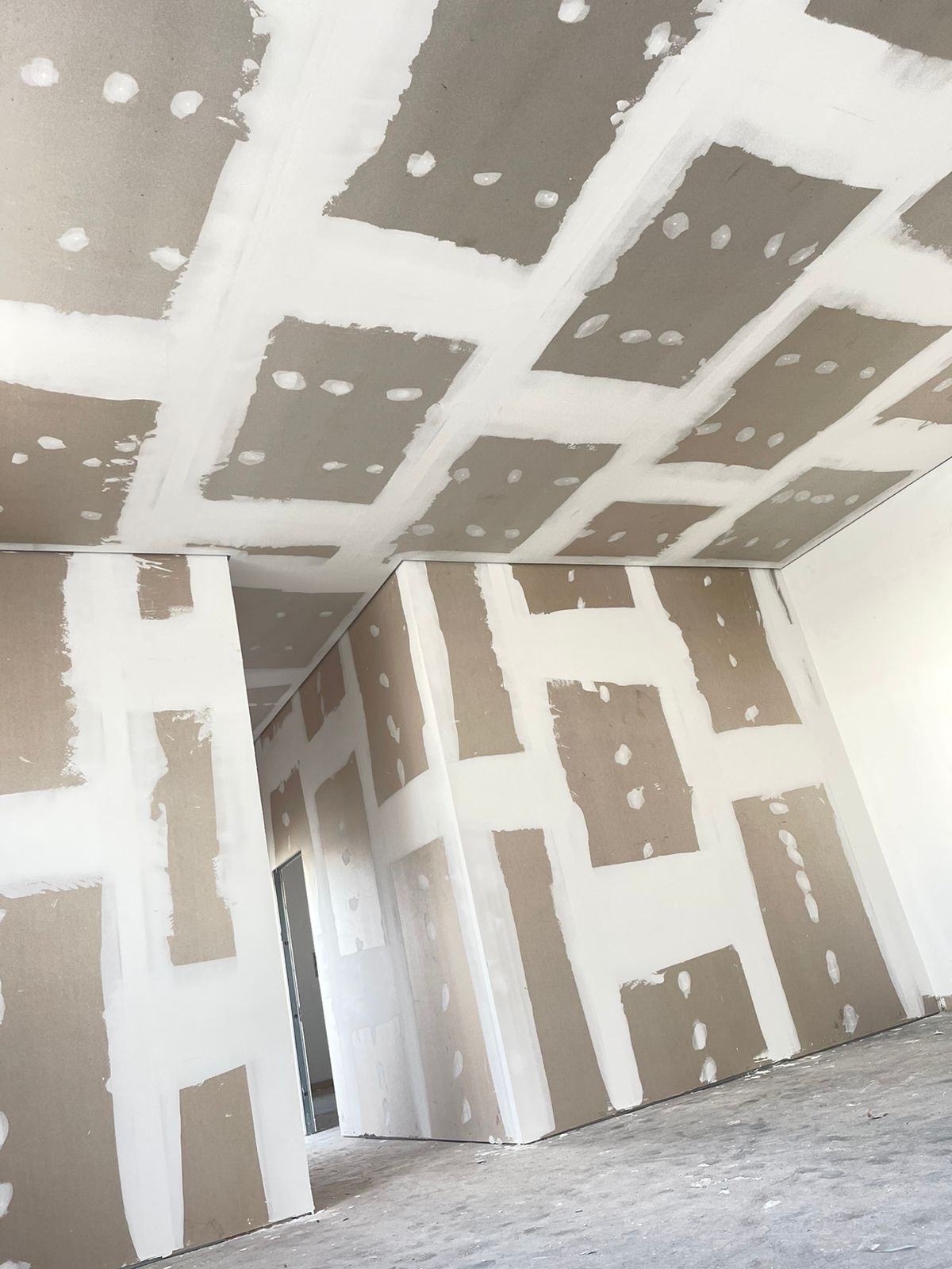 Divisórias em drywall instaladas em galpão corporativo e obra industrial de grande escala