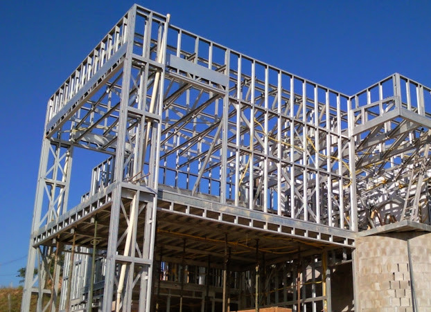 Construção de galpão industrial com estrutura steel frame e sistemas de drywall para logística e manufatura em grande escala