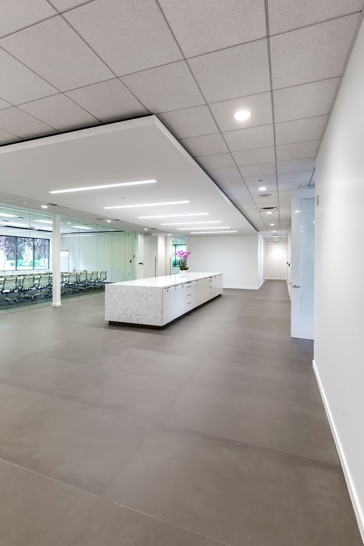 Forro modular com divisórias em drywall instalados em grande obra comercial corporativa
