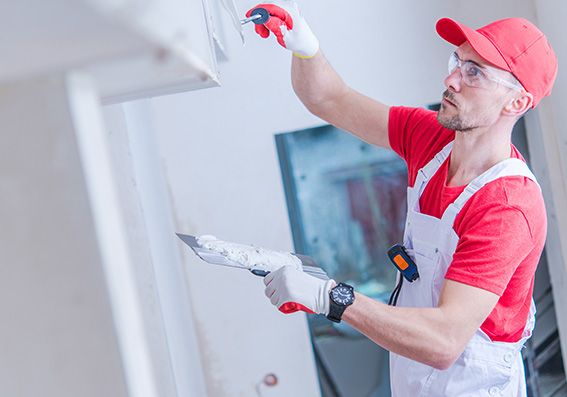 Pintura e acabamento final em forro de drywall para entrega de ambiente em grande obra comercial